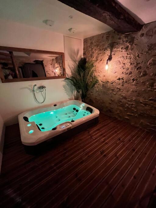 Maison Suspendue Avec Jacuzzi Privatif Понт-ен-Роаян Екстериор снимка
