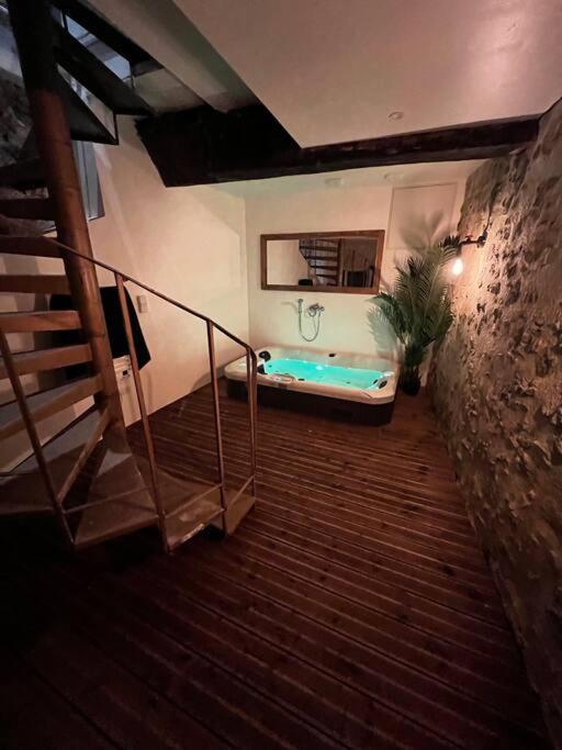 Maison Suspendue Avec Jacuzzi Privatif Понт-ен-Роаян Екстериор снимка